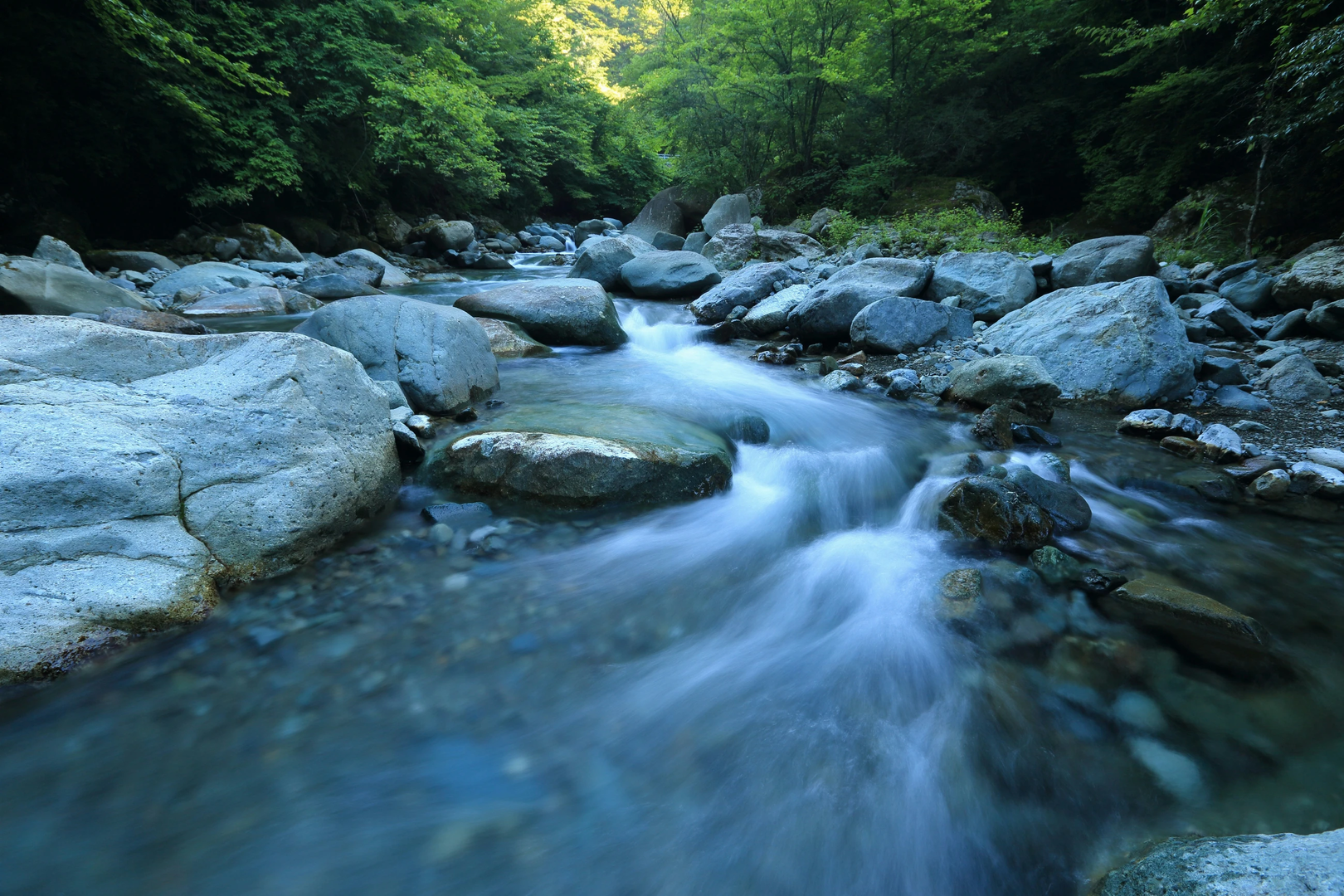 Rushing Stream | © Unsplash / kazuend
