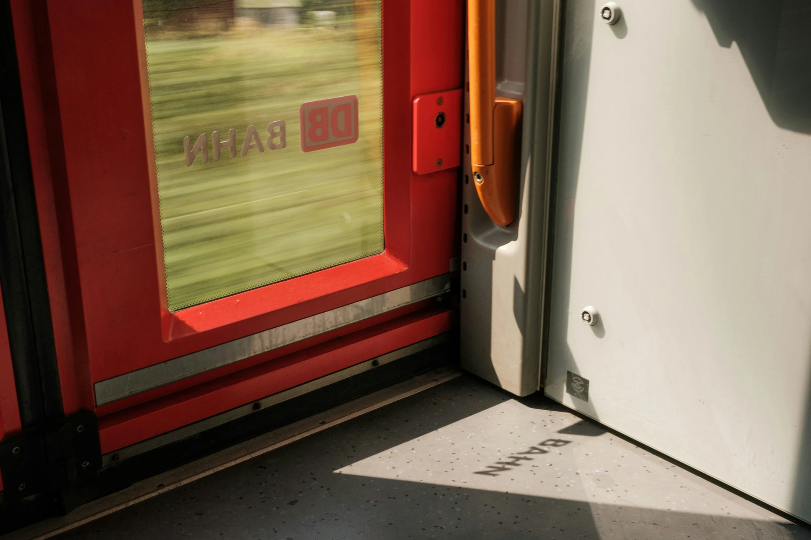 Sun lights inside a train in Germany. Commissioned by Allianz pro Schiene (allianz-pro-schiene.de). | © Unsplash / Alexander Bagno