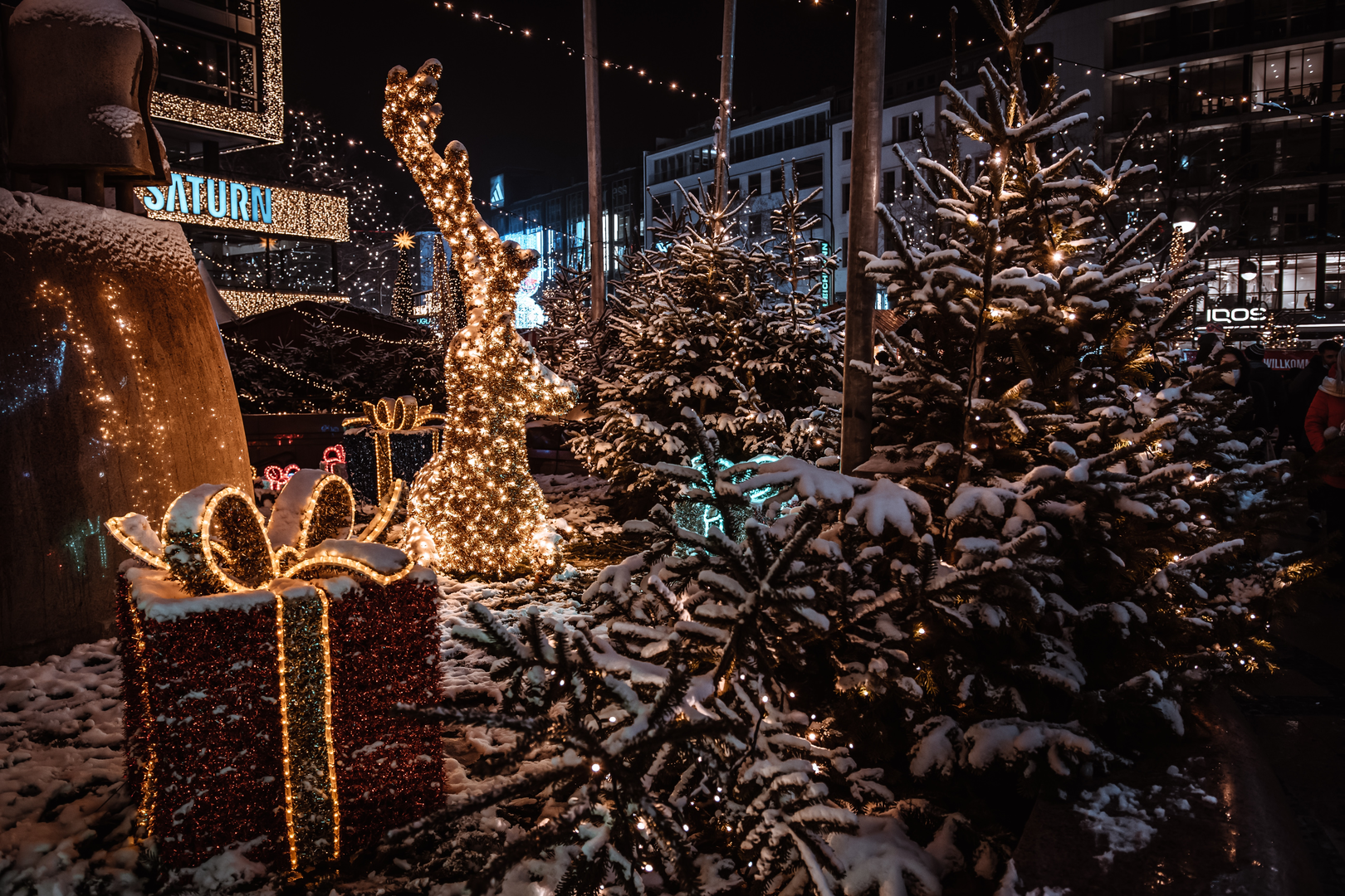 Illuminated reindeer and Christmas gifts at a Christmas Market in Berlin | © Unsplash / Maximalfocus