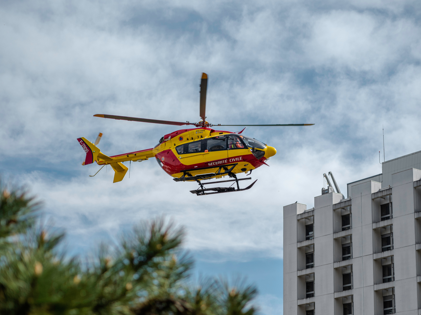 The helicopter leaves to rescue | © Unsplash / Maxence Pira