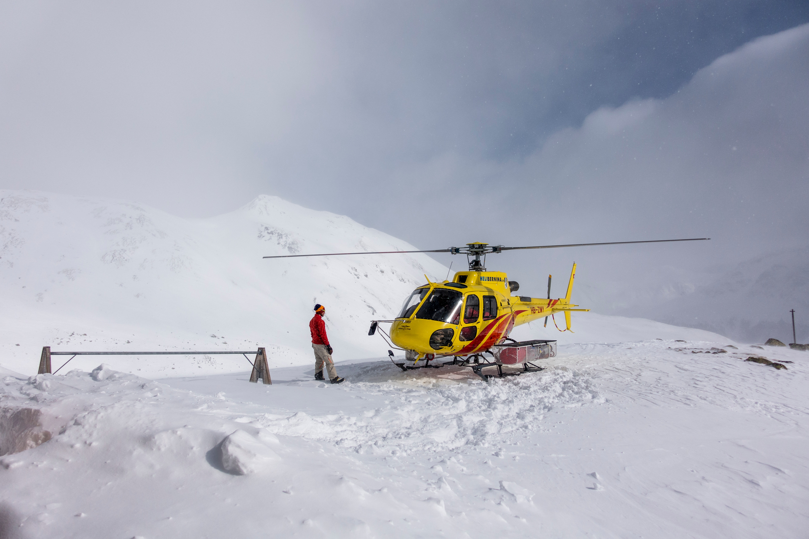 A Helicopter resupplies the Chamanna d'Es-cha Hut in the Swiss Mountains. | © Unsplash / Hendrik Morkel