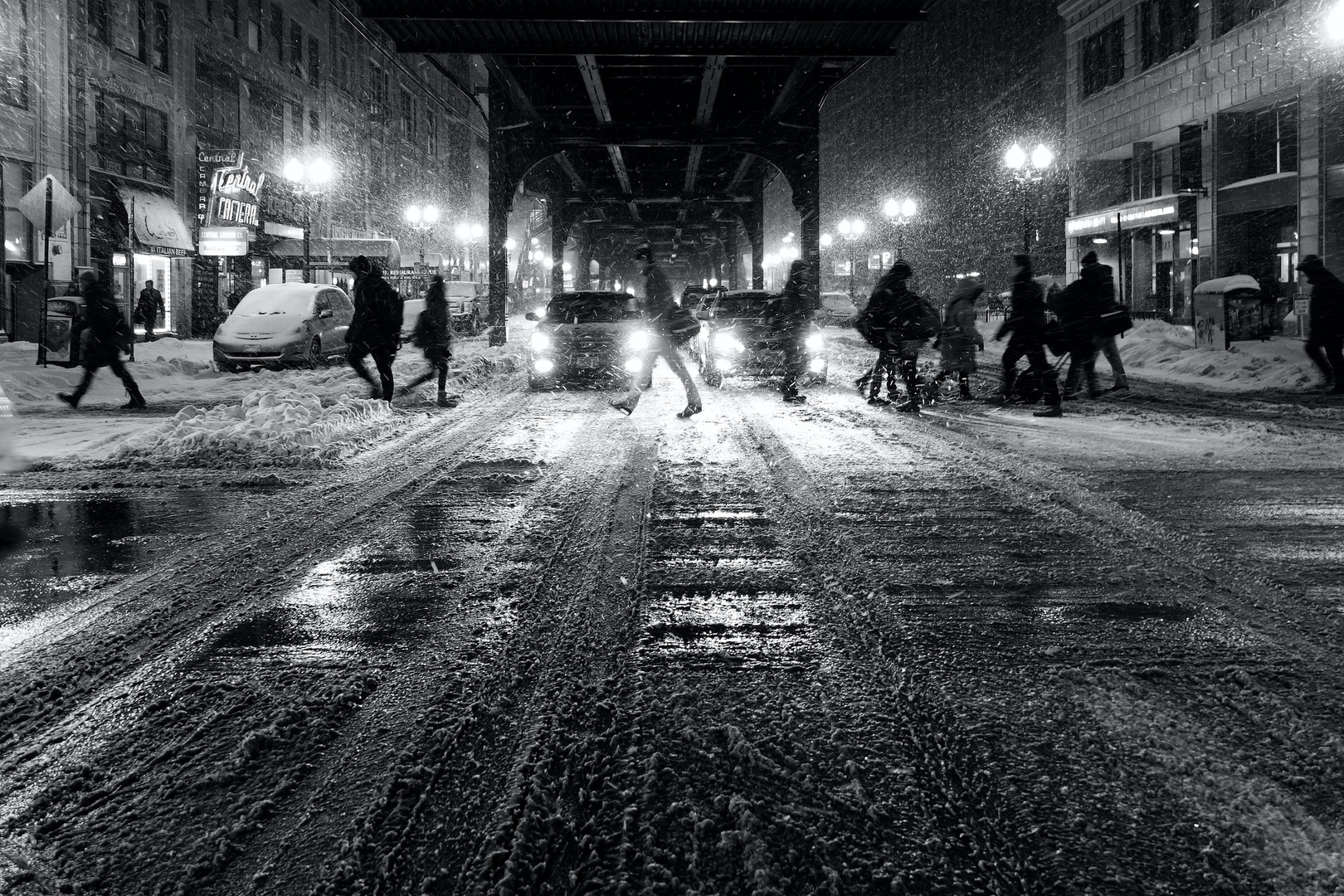 walking in city slush | © Unsplash / Kent Henderson
