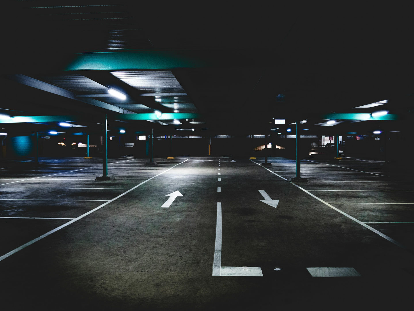 Waiting to be the last to leave, to capture a rare photo of an empty metropolitan car park | © Unsplash / Marcus Wallis