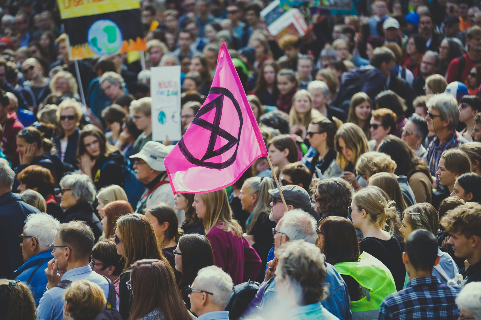 EXTINCTION REBELLION. Global climate change strike - No Planet B - Global Climate Strike 09-20-2019 | © Unsplash / Markus Spiske
