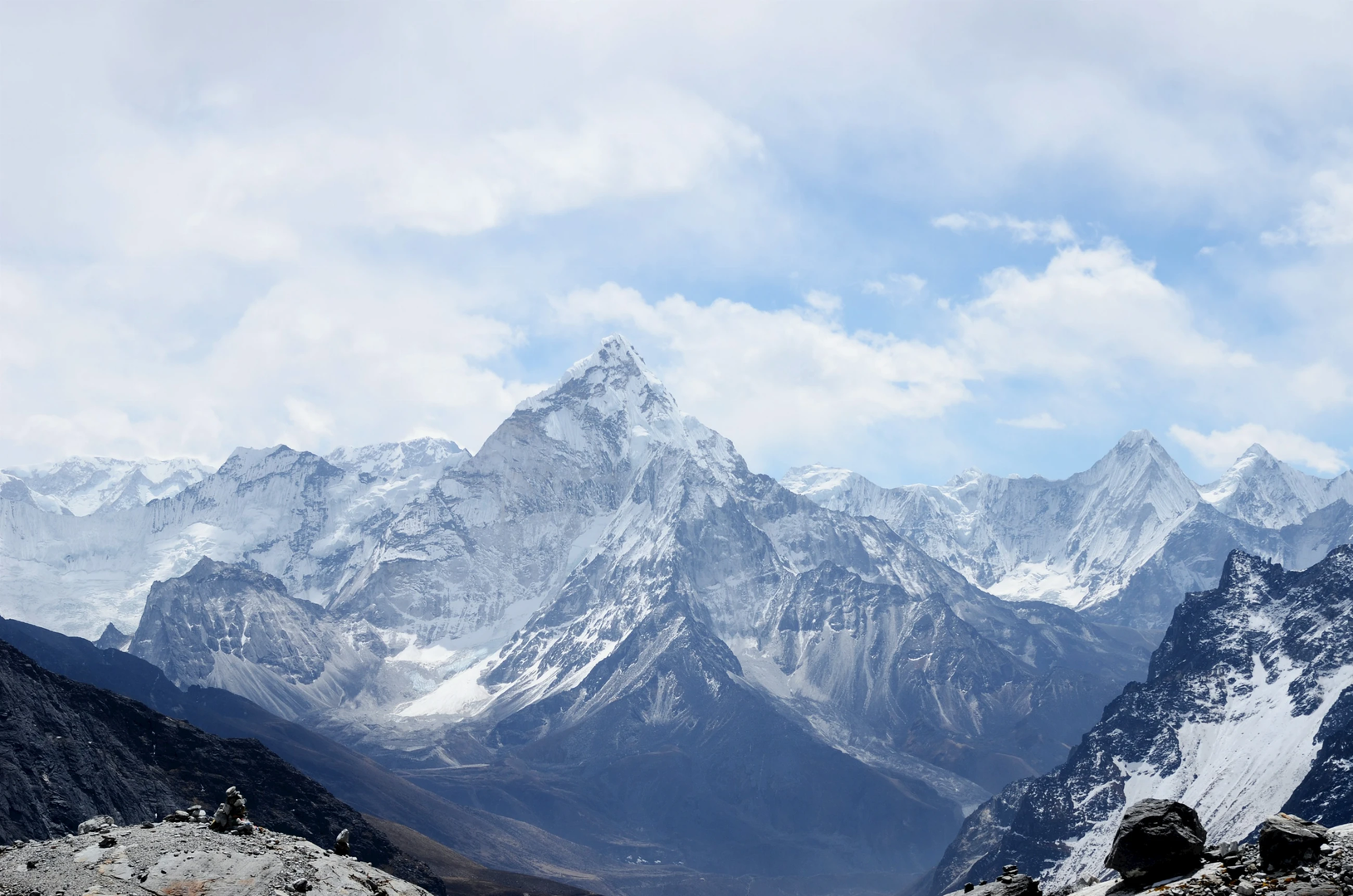 A snow covered Ama Dablam with blue skies and clouds in Sagarmatha national park in Nepal, on the way to Everest Base Camp. | © Unsplash / Rohit Tandon