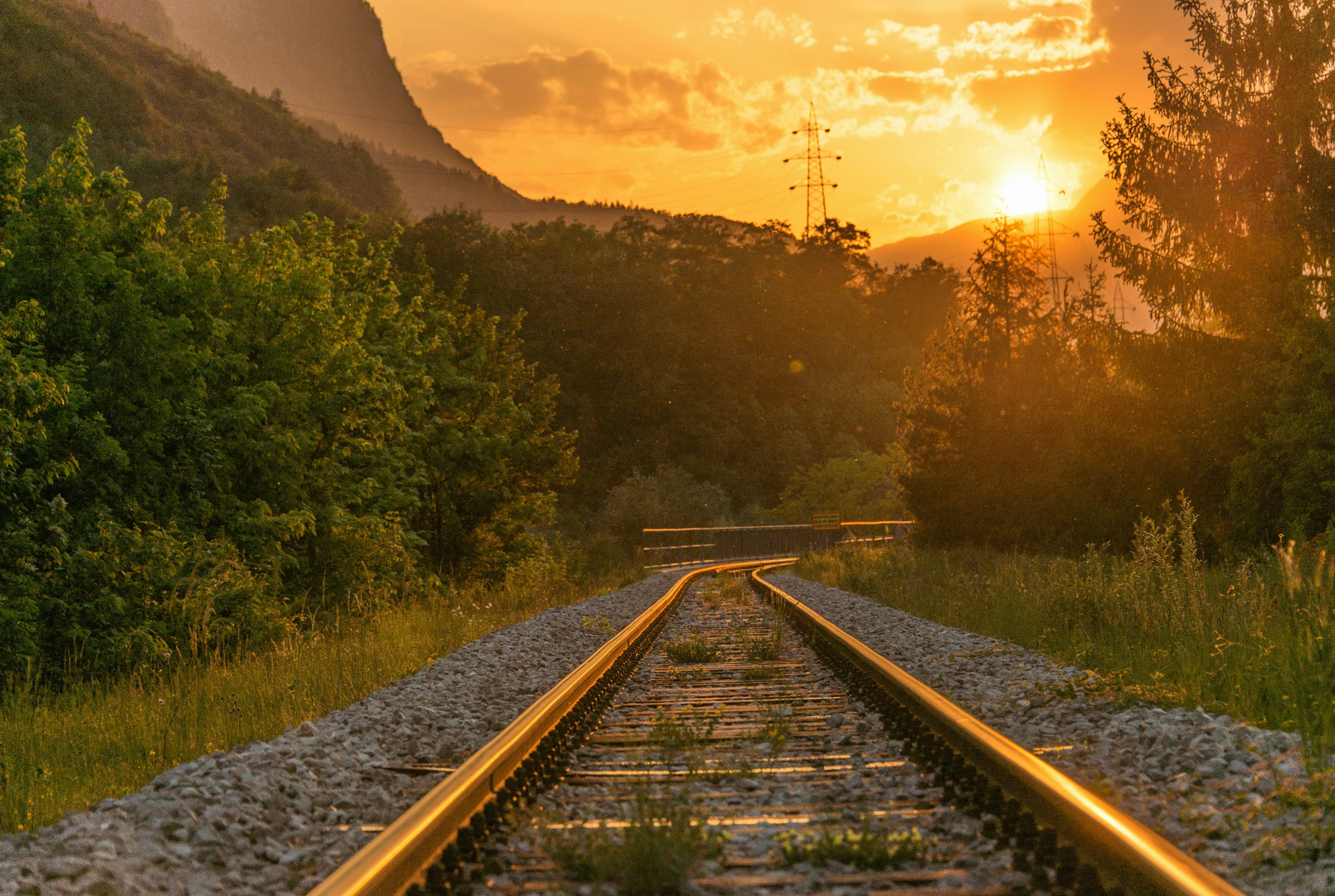 Railway curve at dusk | © Unsplash / Ales Krivec
