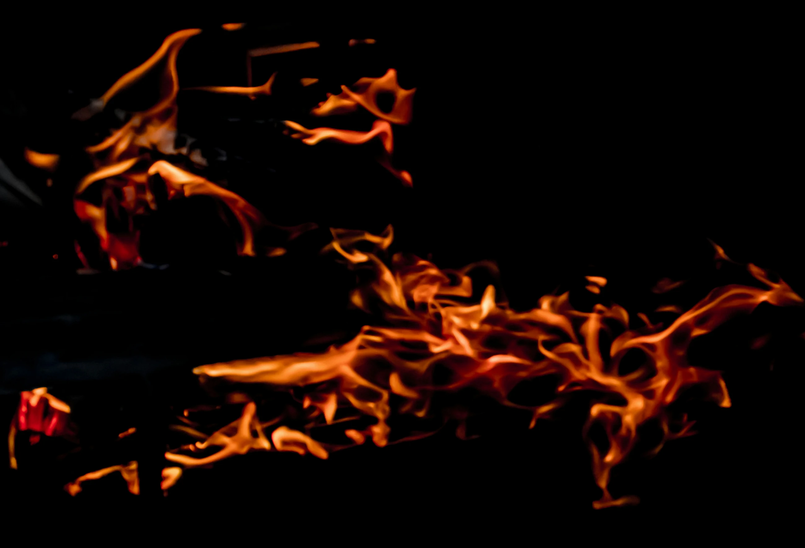 Fire / flames in front of a black background | © Unsplash / Jan Huber