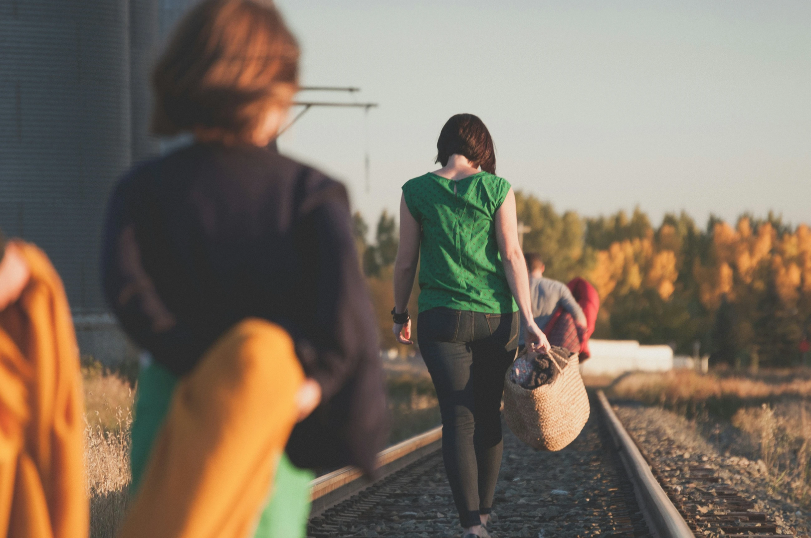 Family walking on train tracks | © Unsplash / Priscilla Du Preez 🇨🇦