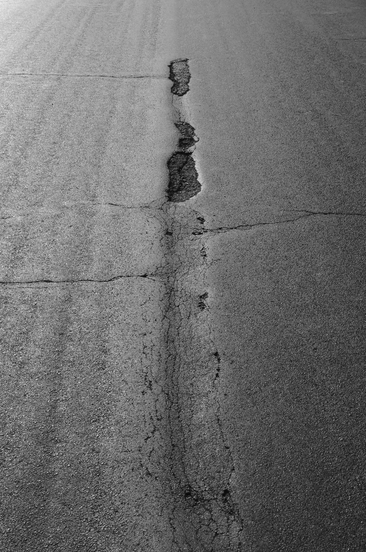 old and cracked road surface | © Unsplash / Anja Bauermann