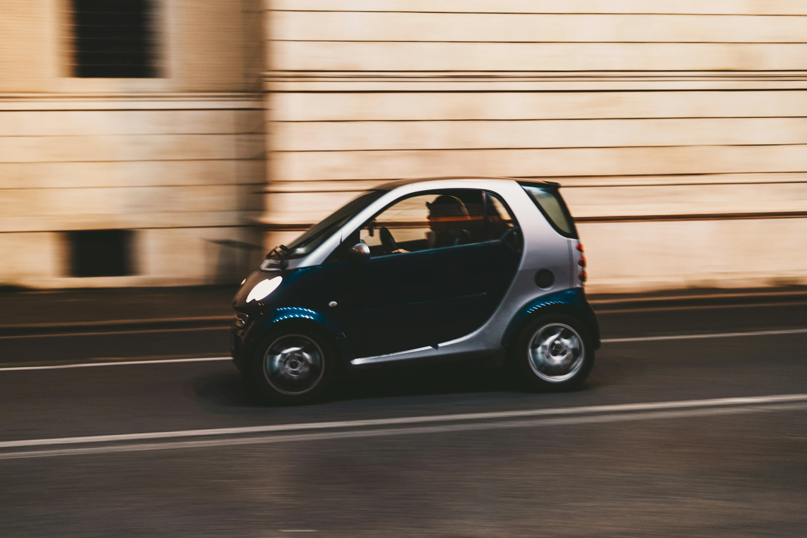 A Smart car rushing through the streets of Rome, Italy | © Unsplash / Gabriella Clare Marino