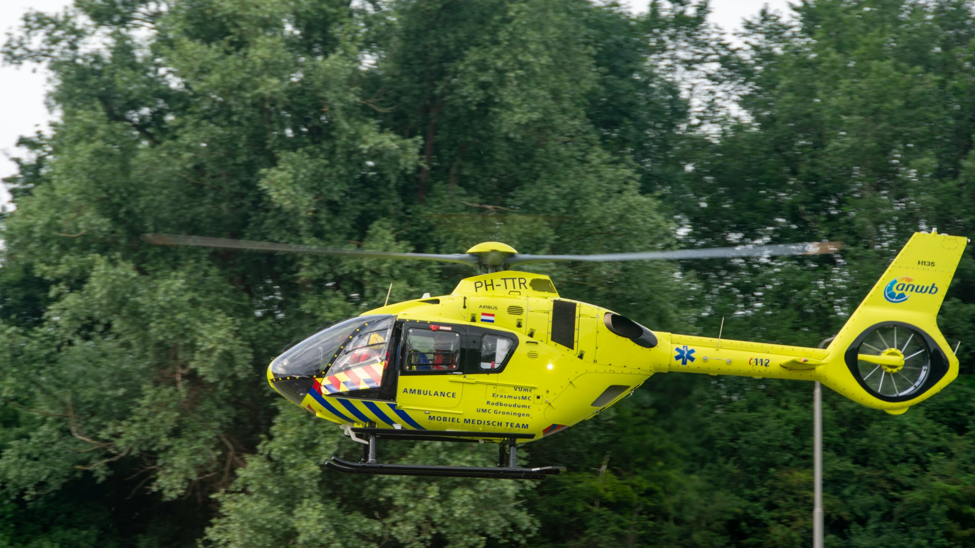 Trauma emergency helicopter moments before landing on A12 highway near Utrecht | © Unsplash / Pim de Boer