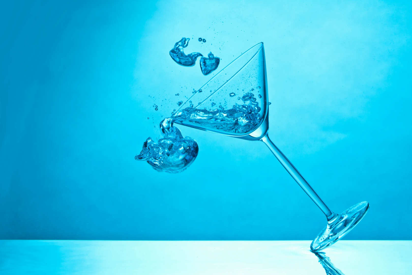 tilting cocktail | © Unsplash / Lena Balk