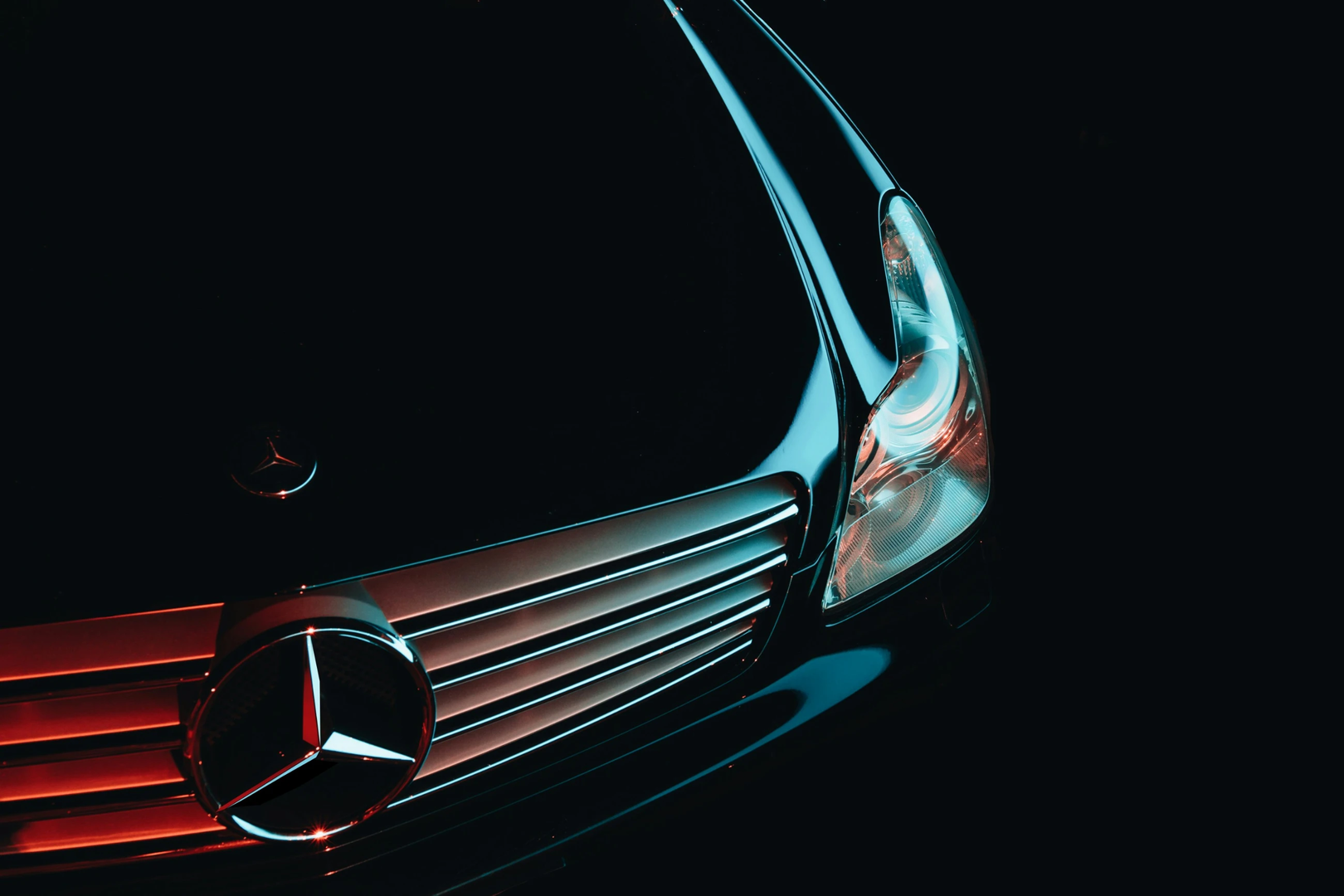 Mercedes detailed reflections | © Unsplash / Samuele Errico Piccarini