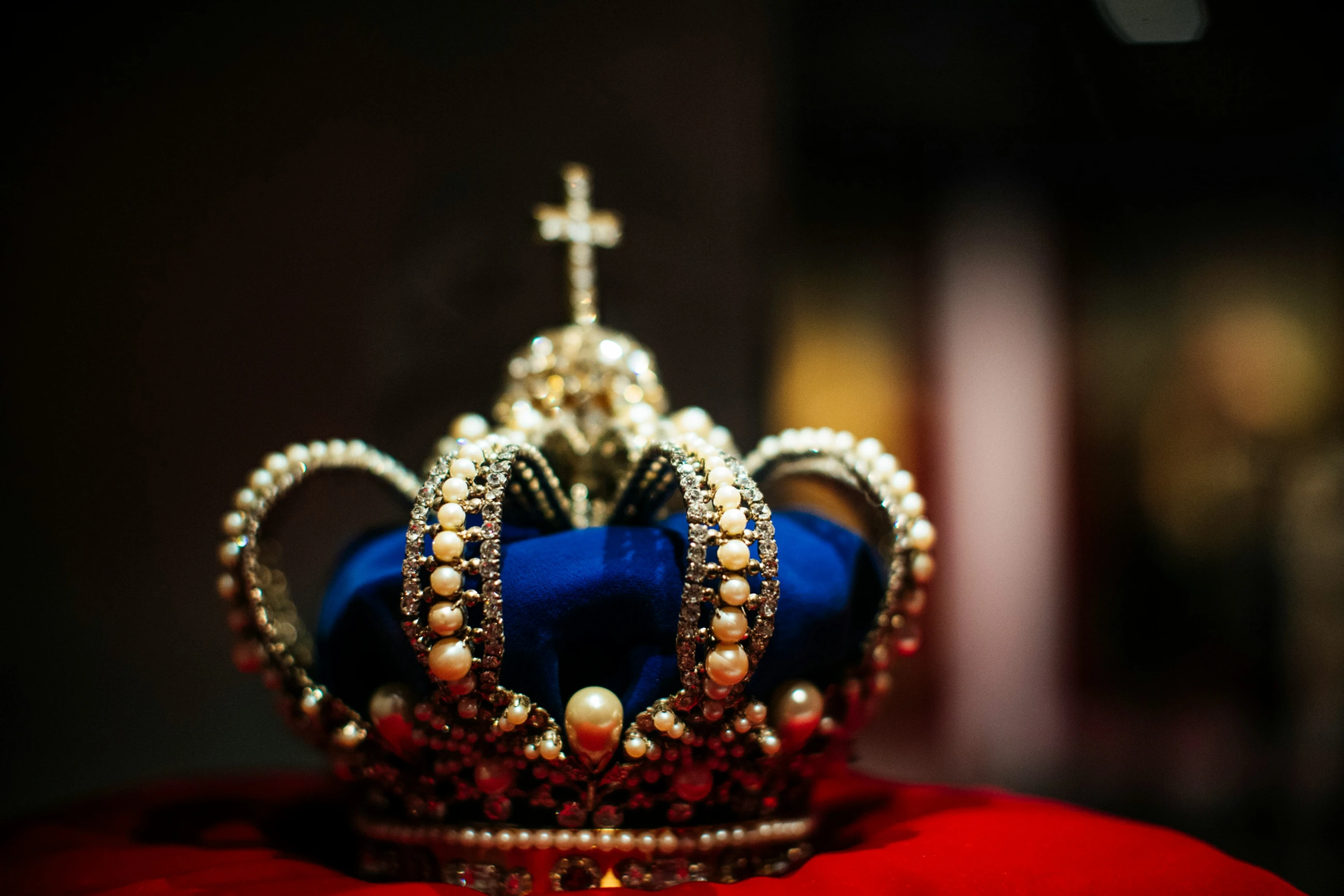 House of Bavarian Histroy - Museum (Haus der Bayerischen Geschichte - Museum). Crown of King Ludwig II. of Bavaria (König Ludwig II. von Bayern) | © Unsplash / Markus Spiske