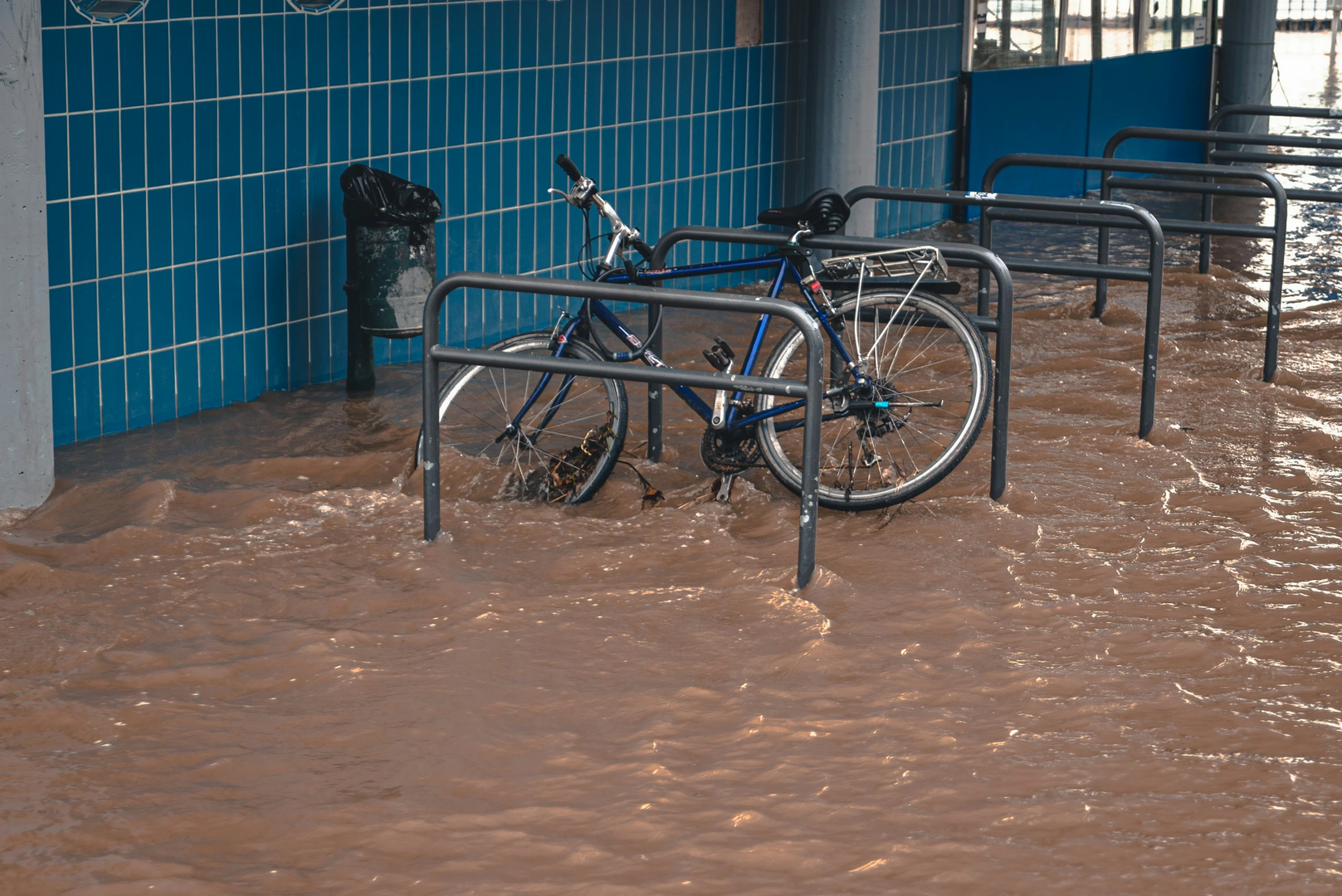 A high tide / Hochwasser in Bonn, Germany. The Rhine is at ~9 metres. | © Unsplash / Mika Baumeister