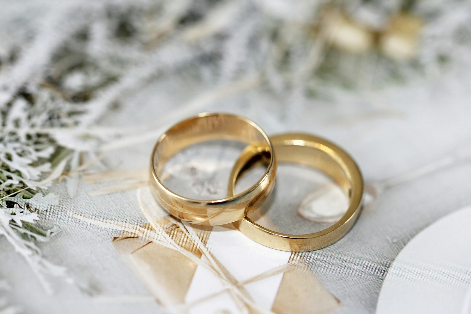 Gold wedding bands | © Unsplash / Sandy Millar