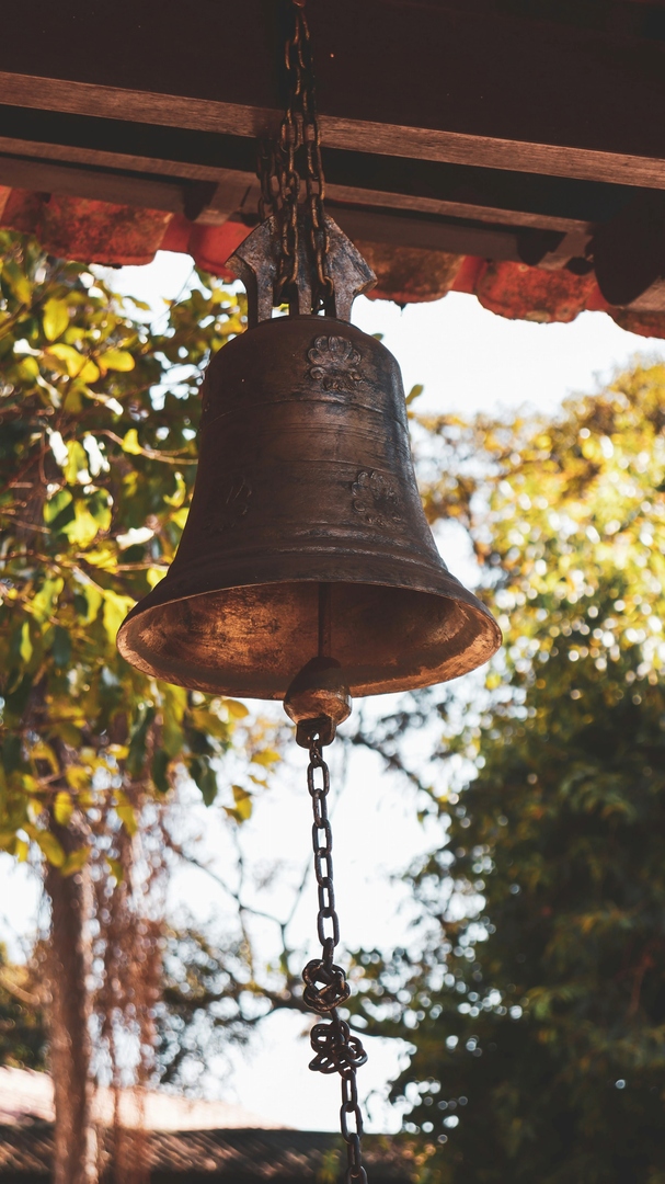 rustic old bell | © Unsplash / Luis Felipe Lins