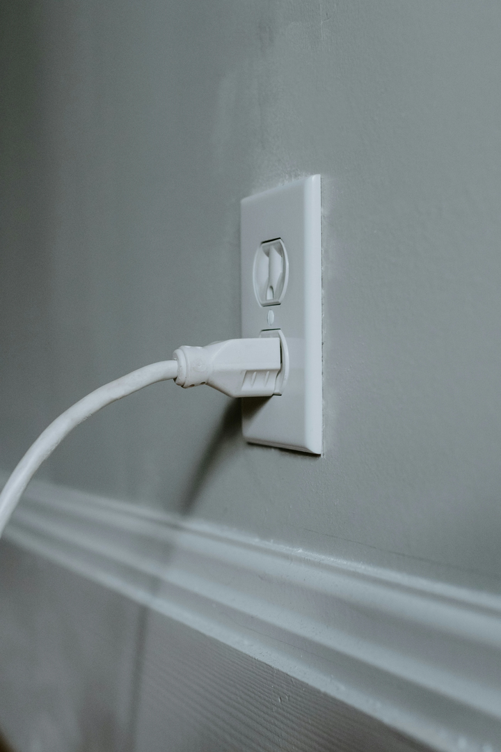 White plug plugged into an outlet on the wall | © Unsplash / Kelly Sikkema