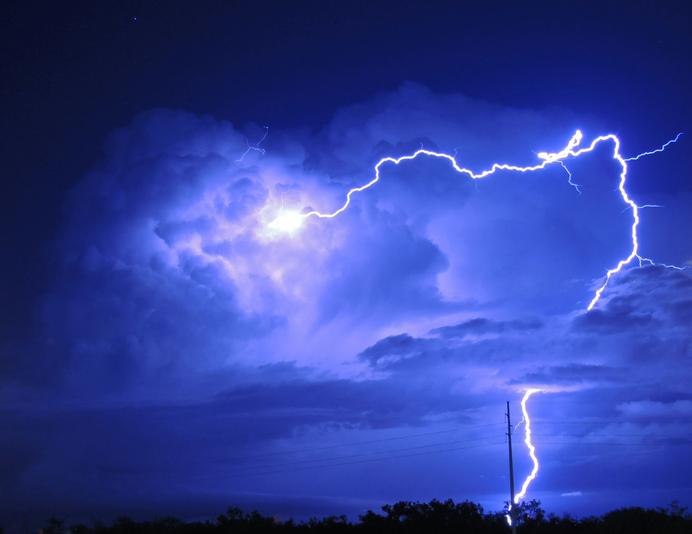 On the road from Dallas to Lubbock, TX. This small storm developed shortly after midnight.  | © Unsplash / NOAA