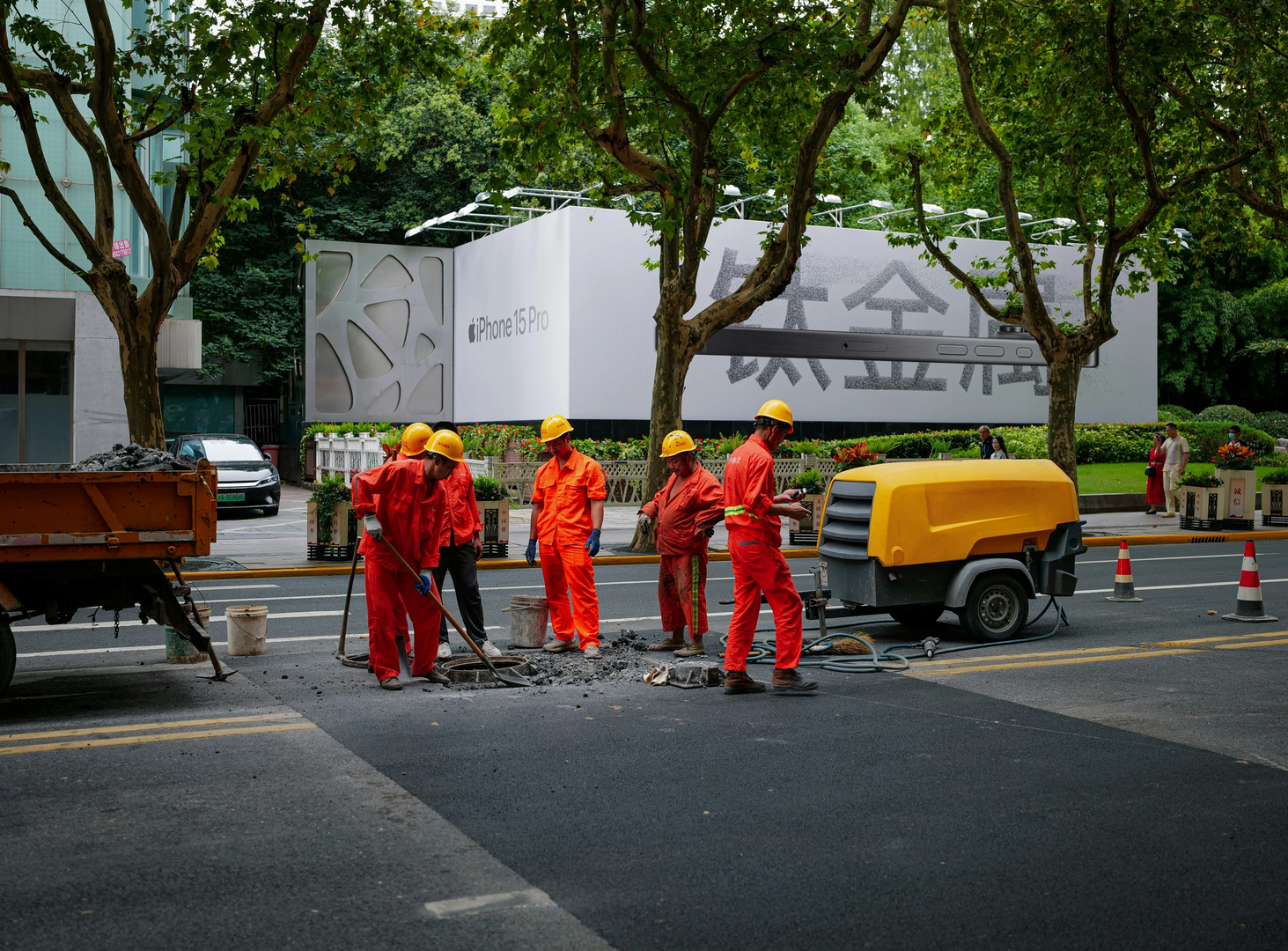 Workers working on the road | © Unsplash / Declan Sun
