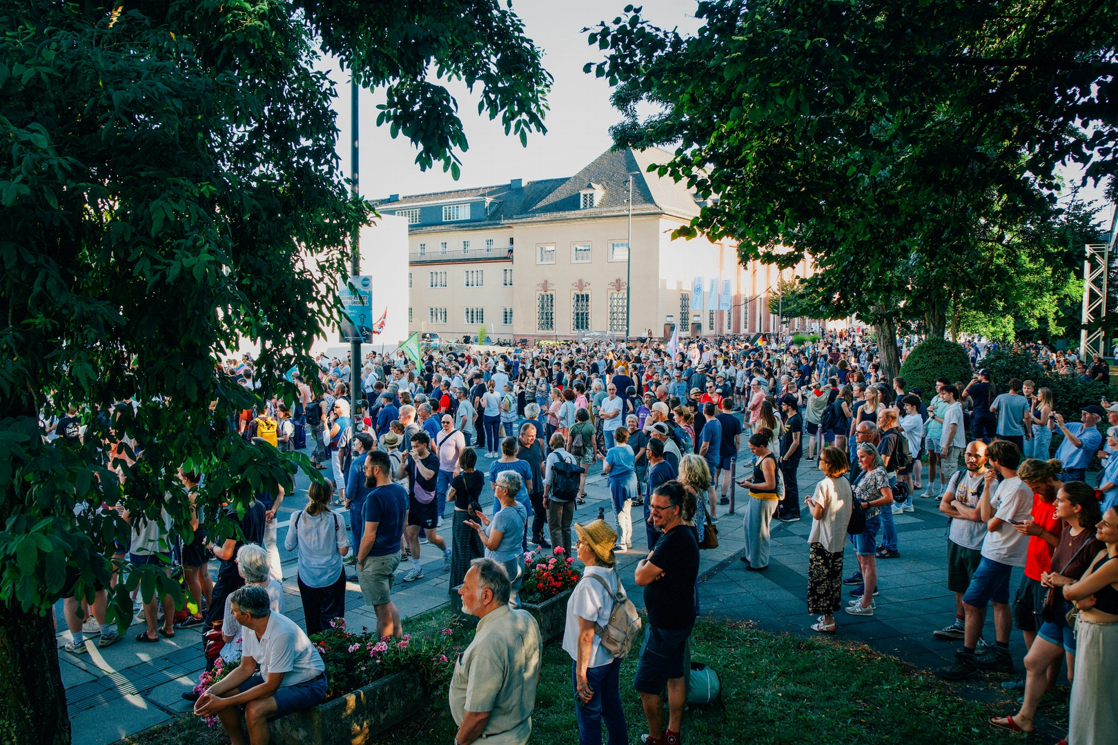 Demonstration / Protest für Vielfalt und Demokratie und gegen den Rechtsextremisten und Chef der "Identitären Bewegung" Martin Sellner in Marburg, Deutschland anlässlich seiner Lesung zur sogenannten "Remigration" | © Unsplash / Christian Lue