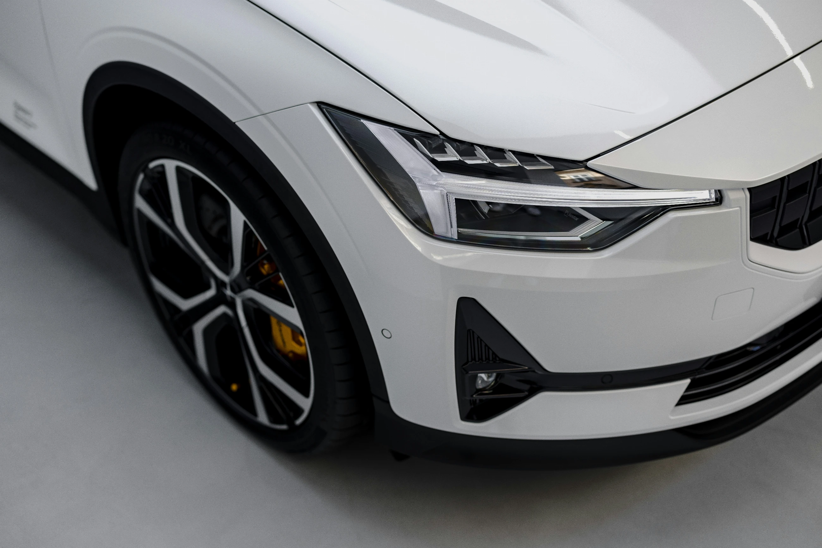 The Polestar 2 in the showroom in Vienna. | © Unsplash / Patrick Langwallner