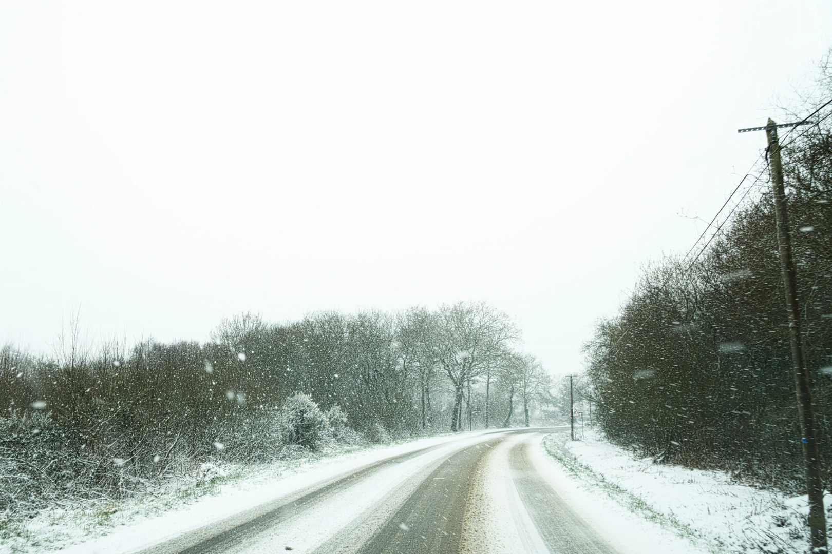 Road under the snow | © Unsplash / Erwan Hesry