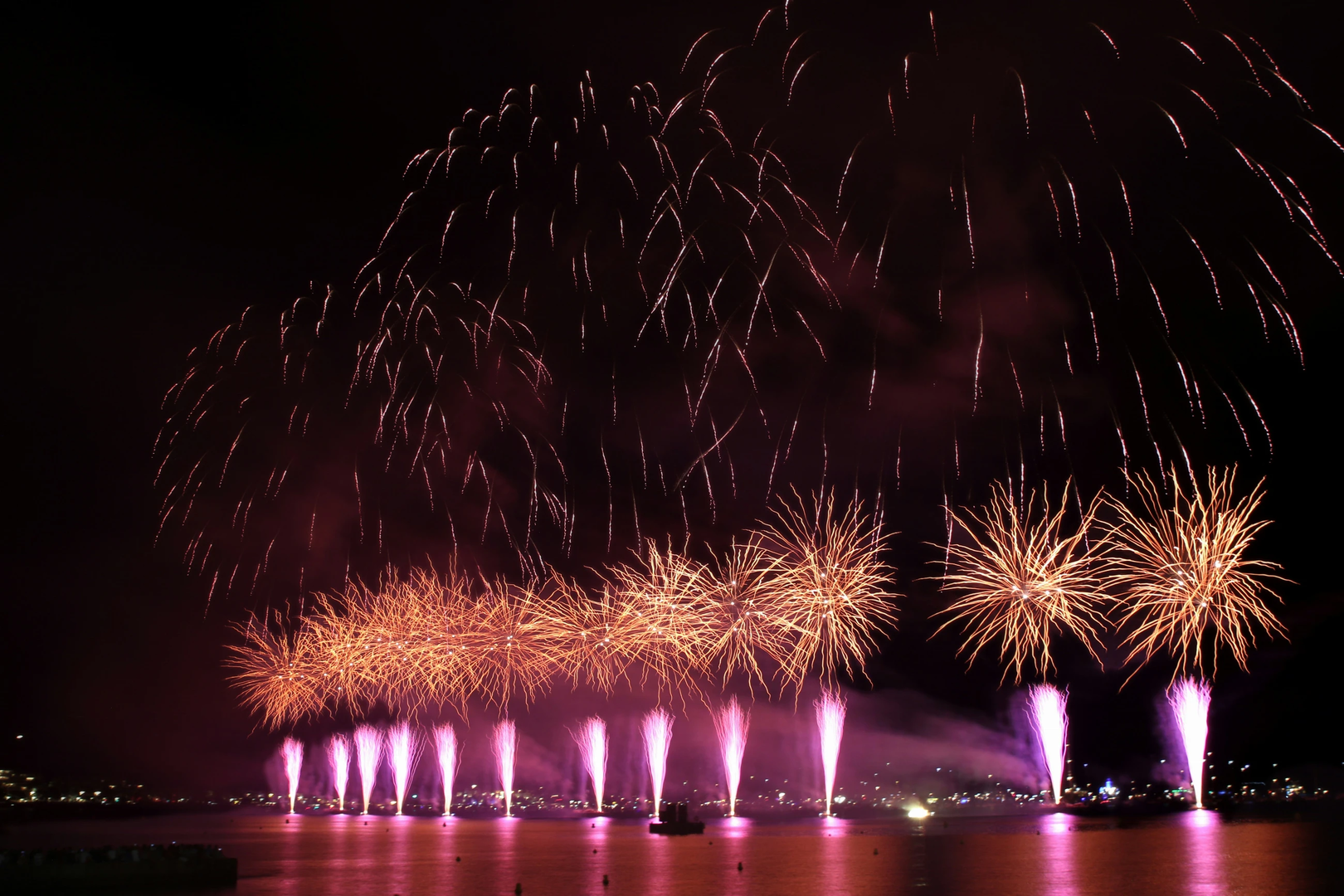  FESTIVAL D'ART PYROTECHNIQUE DE CANNES

festival di fuochi d'artificio  | © Unsplash / Niccolo Ornati