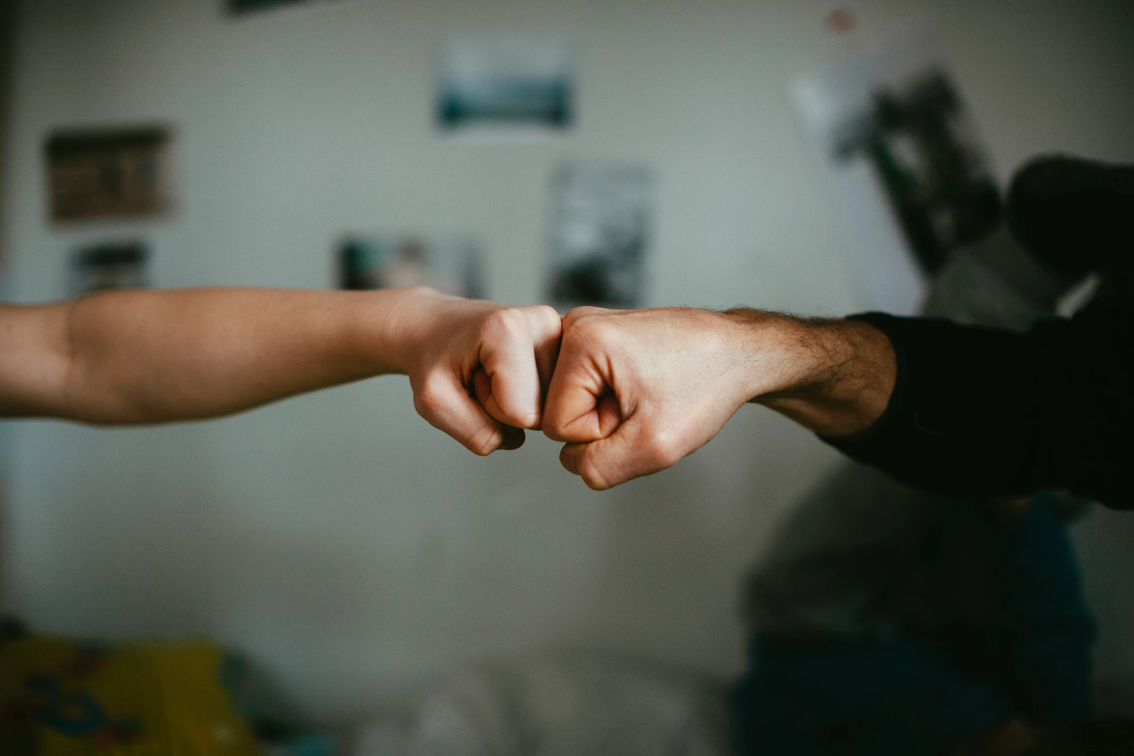 Big buddy – hand symbolic two fist hand and fingers | © Unsplash / Markus Spiske
