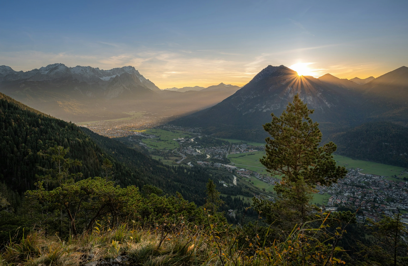 Sunset over Garmisch. The Sun behind Mount Kramer | © Unsplash / andreas kretschmer