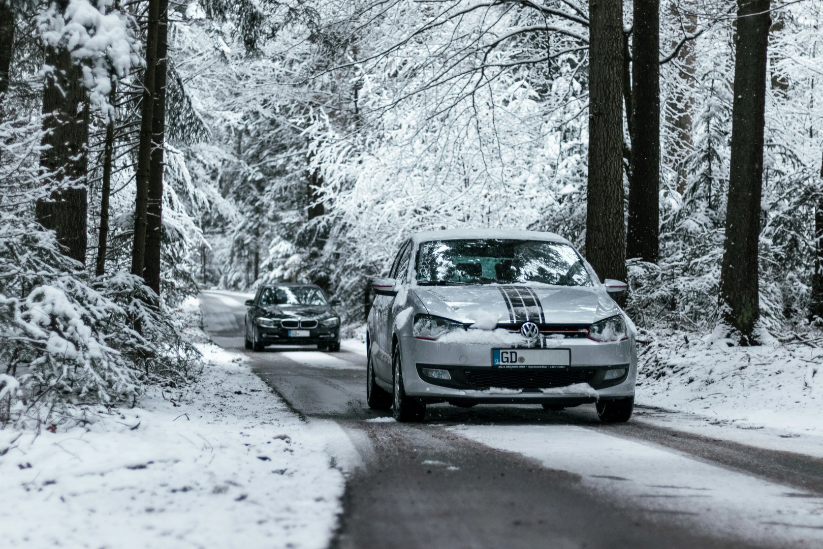 vw polo in the snow | © Unsplash / Christian Wiediger
