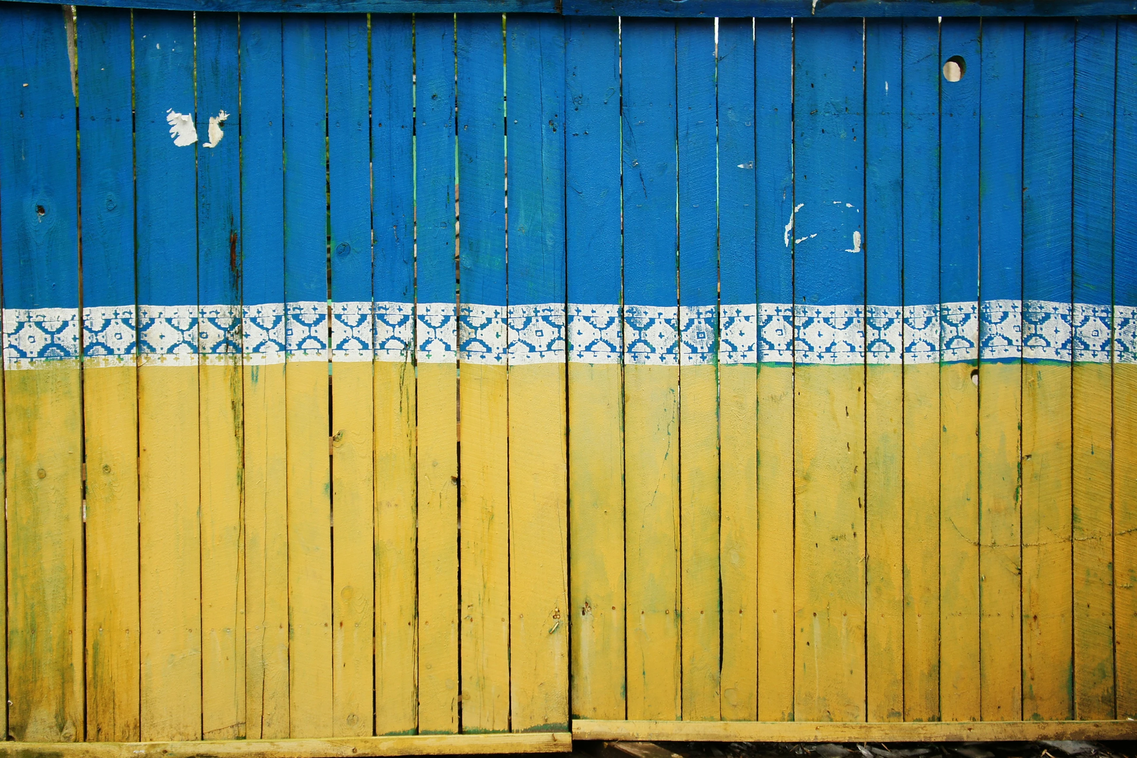 The fence of a construction site in Kiev as screen of Ukrainian patriotism. | © Unsplash / Tina Hartung