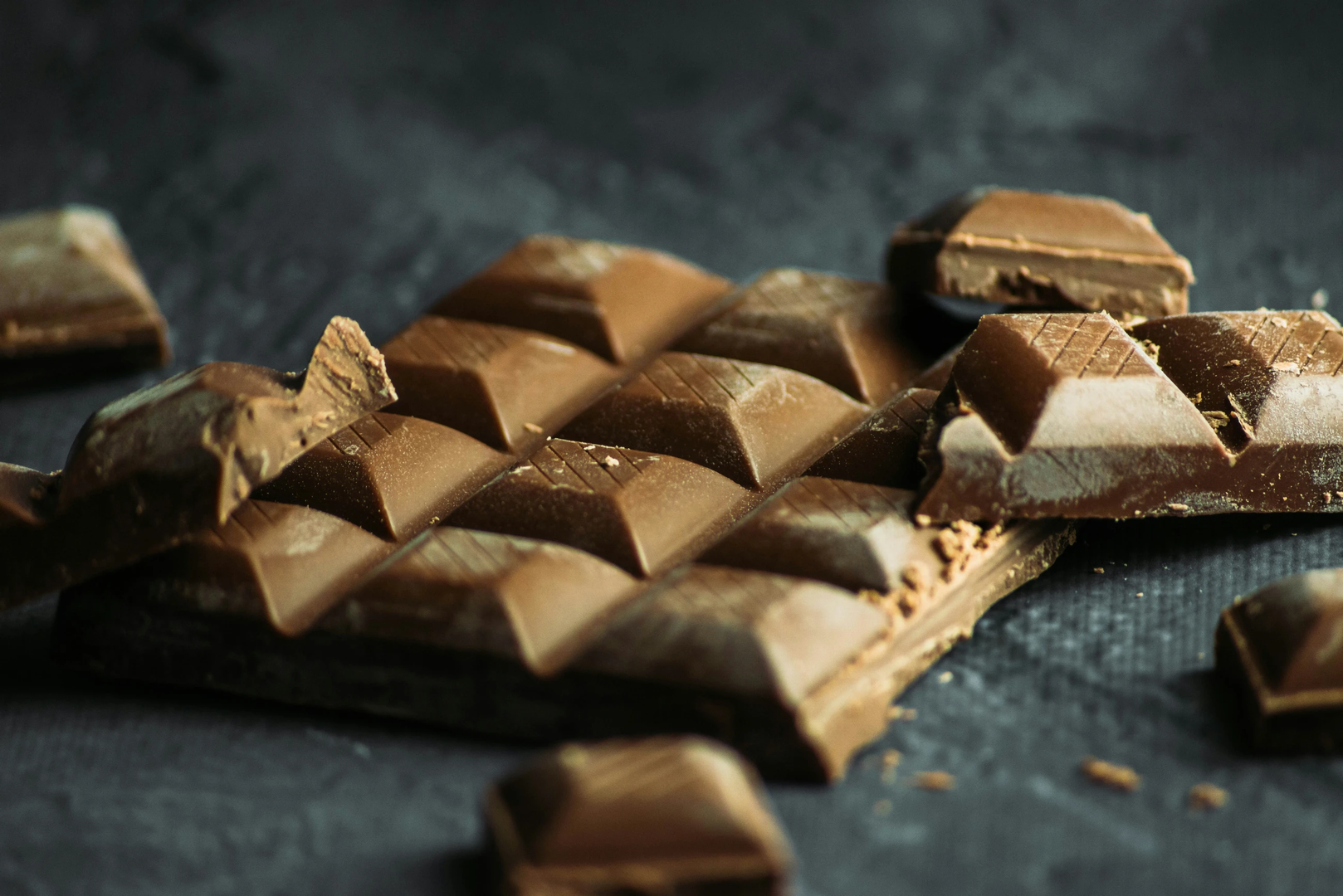 Food photography of chocolate on black and gray background | © Unsplash / Tamas Pap