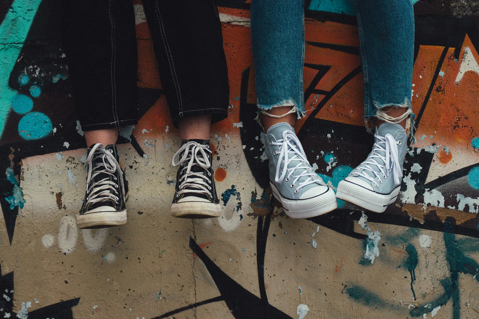 My friends sitting on a ledge of a skatepark during lunchtime | © Unsplash / Aedrian Salazar