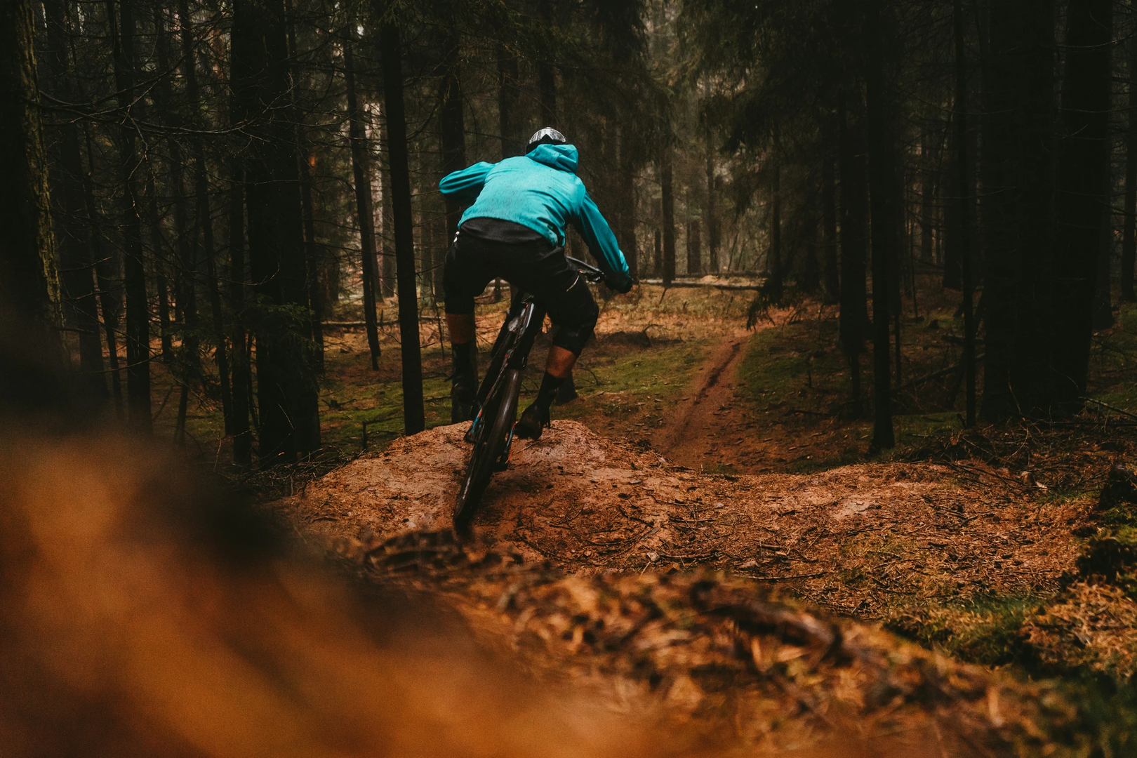 Riding a bike downhill | © Unsplash / Julian Hochgesang