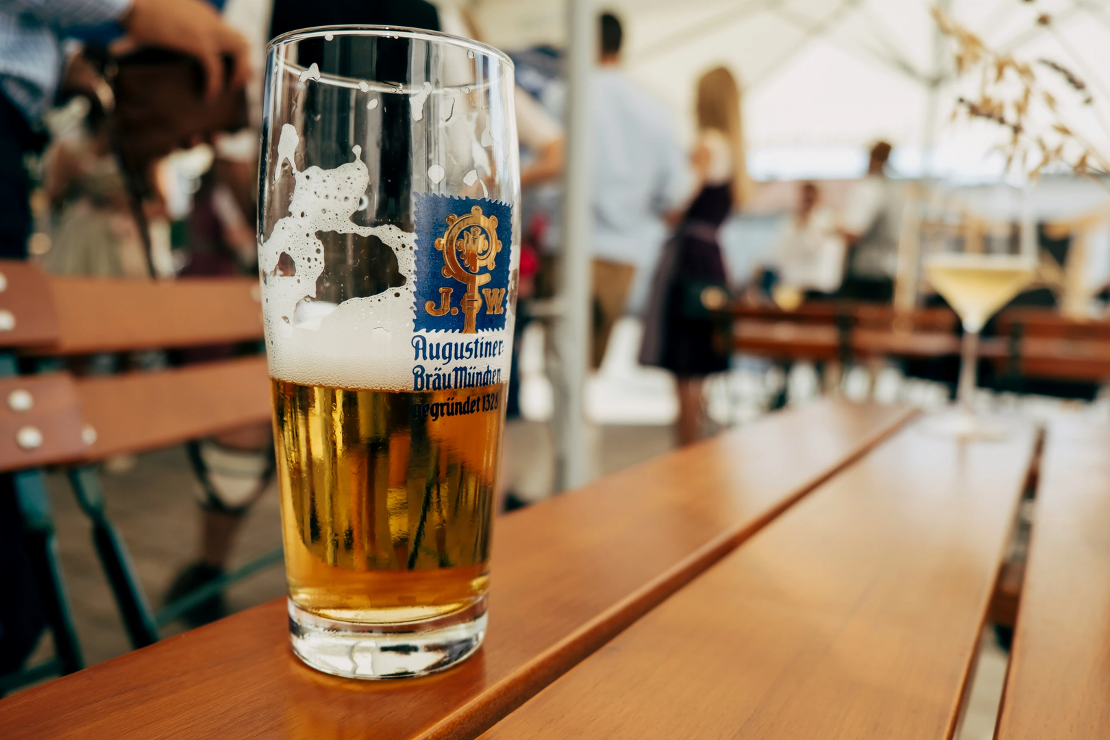 beer glass on wooden table in bavaria | © Unsplash / Max Kratzer