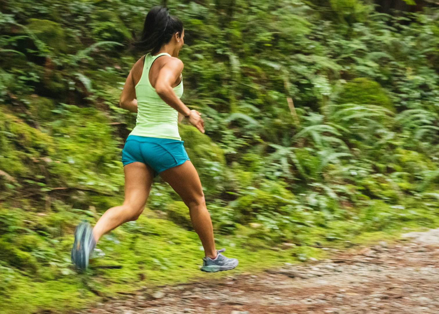 female runner on trail in the forest  | © Unsplash / Greg Rosenke