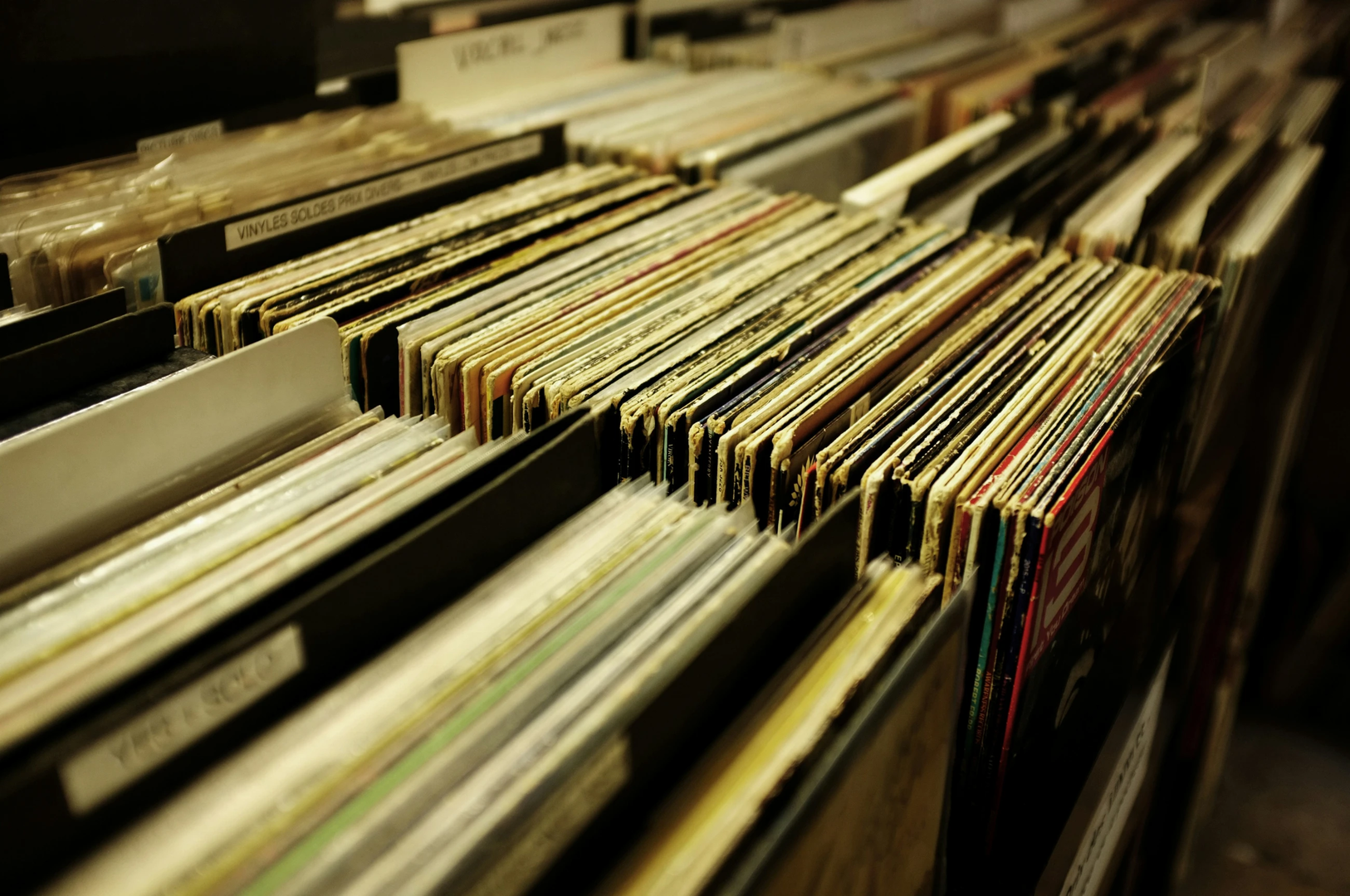 Vinyl collection at a record store | © Unsplash / Mr Cup / Fabien Barral