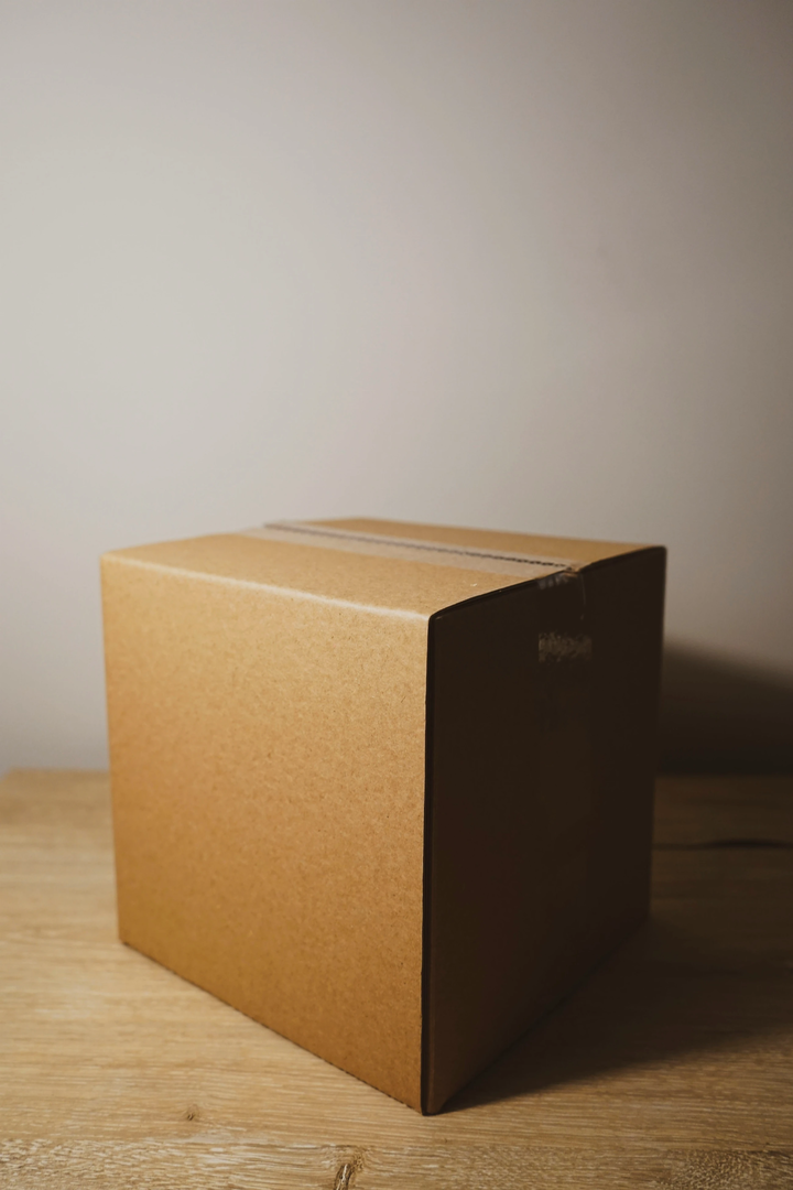Blank brown box on desk | © Unsplash / Brandable Box
