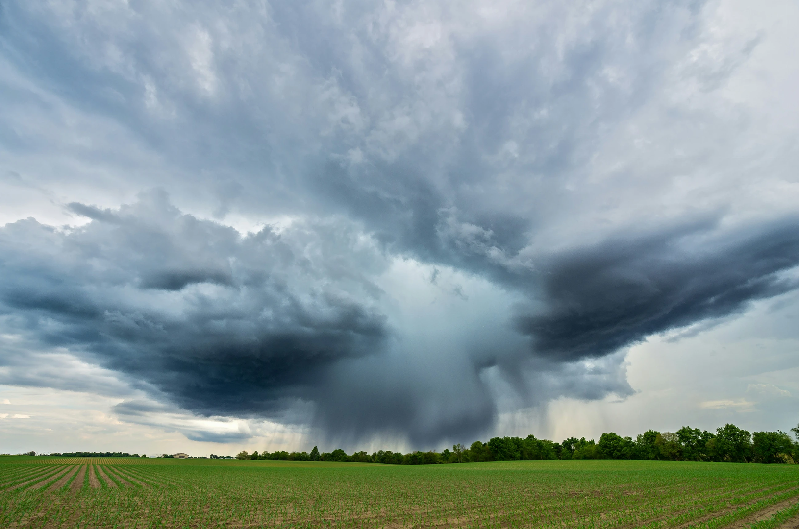 There were many short lived pop-up thunderstorms on this day. This one produced a microburst which I was lucky enough to catch on camera.  | © Unsplash / NOAA