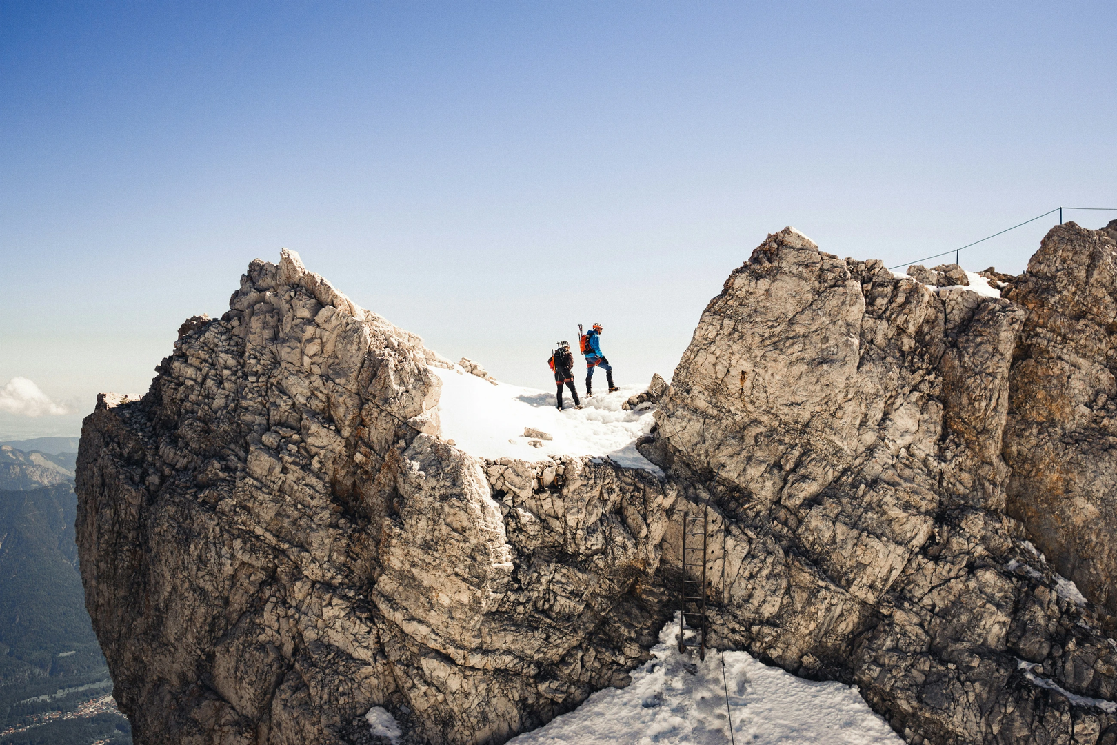 A couple on top of the Zugspitze | © Unsplash / Kilian Karger