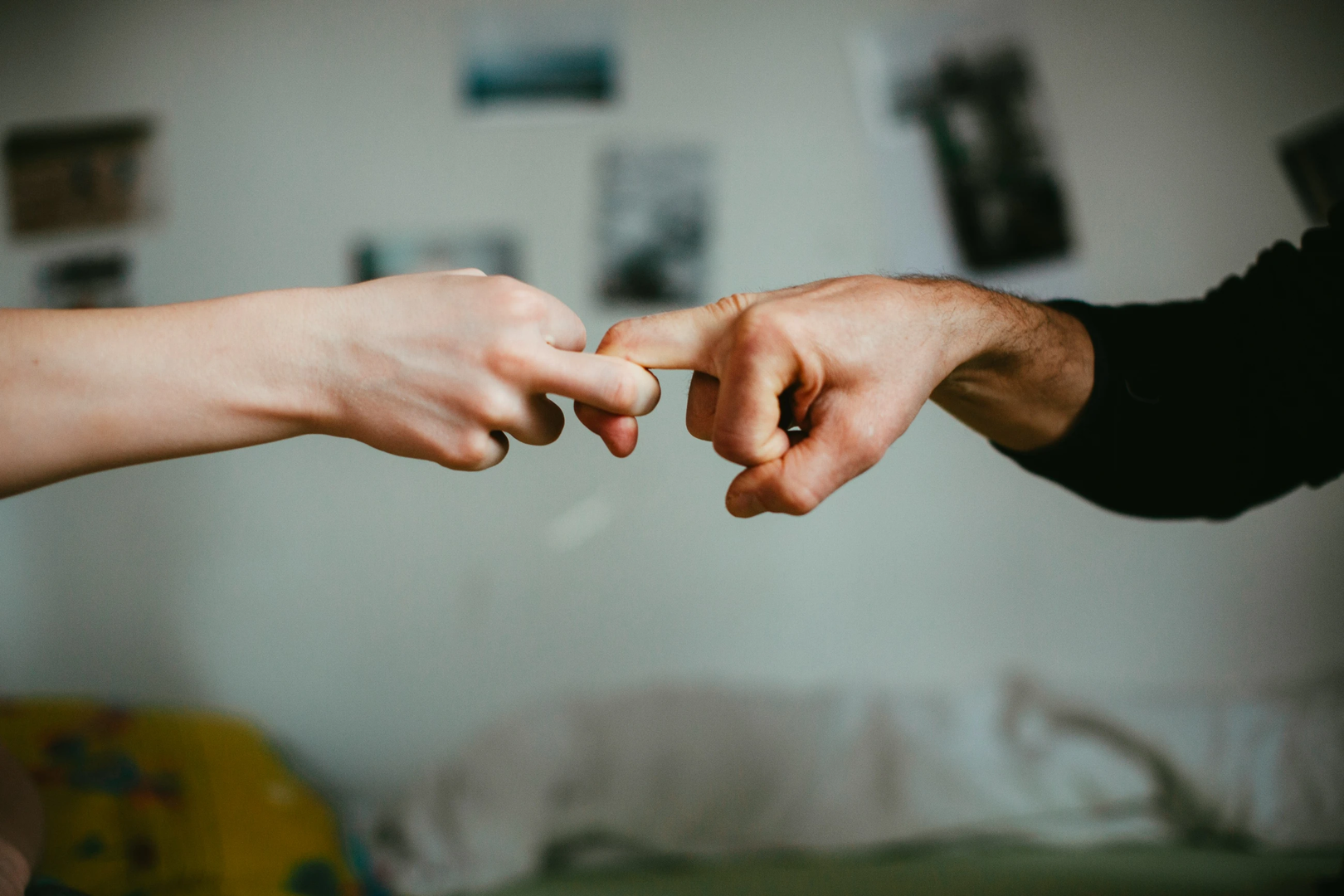 Fingerhakeln – Finger hooking is an old alpine strength training, mainly in Bavaria and Austria. When finger-hooking, both opponents sit opposite each other at a table and try to pull the opponent over with their fingers. | © Unsplash / Markus Spiske