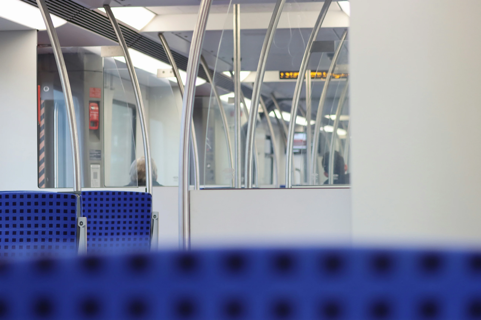 Fahrgastraum in der S-Bahn Hamburg (BR 490) | © Unsplash / Oliver Sand