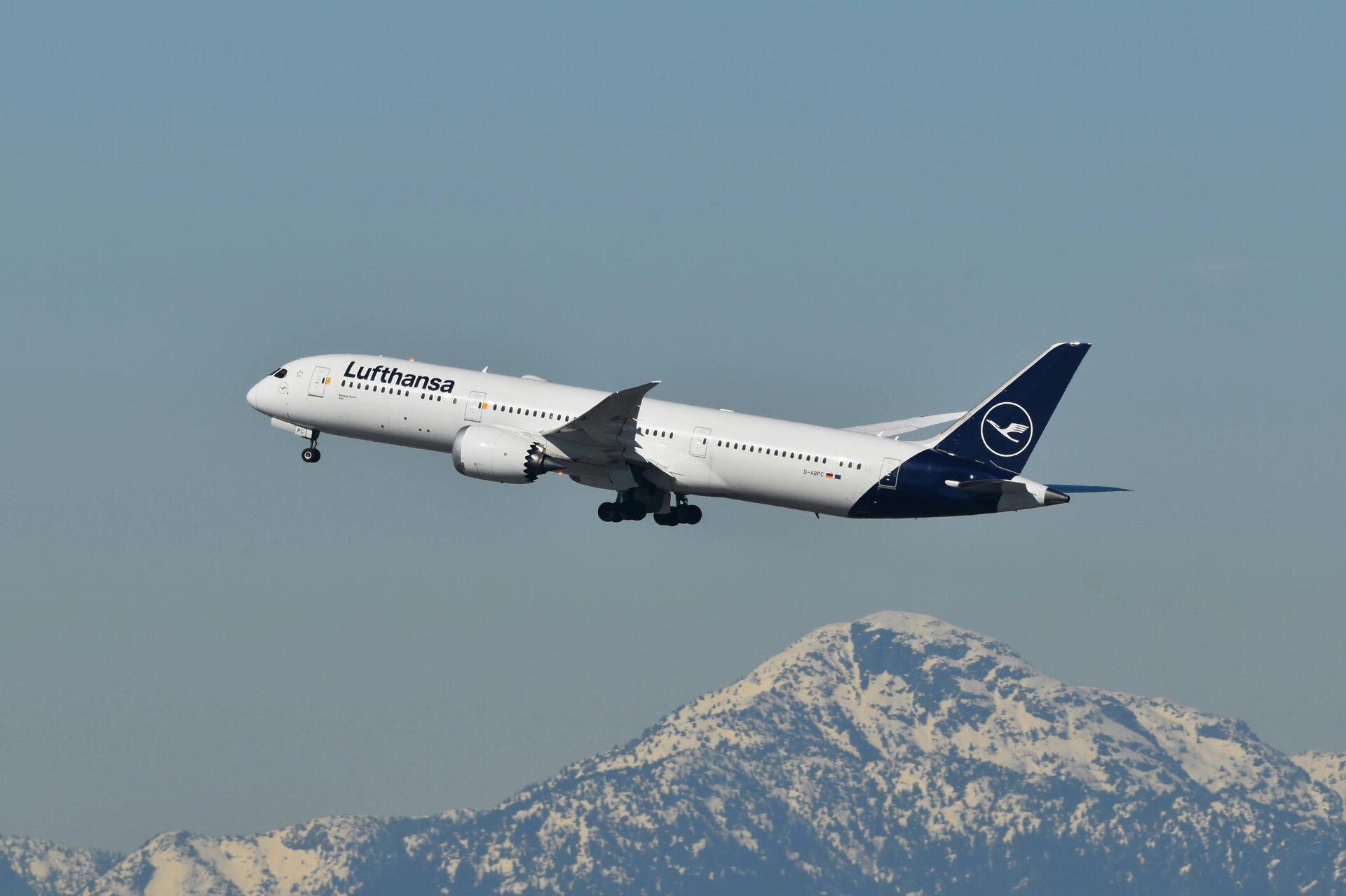 Lufthansa 787 departing Vancouver
