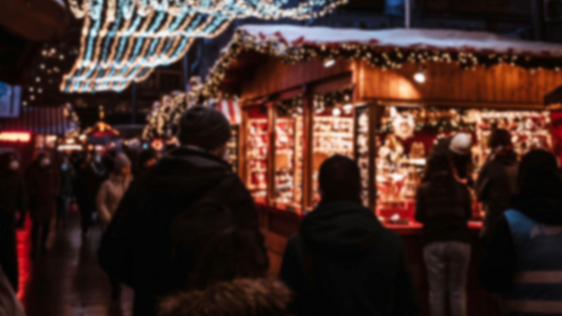With over 60 stalls from different countries, the City Christmas Market on Breidscheidplatz in Berlin offers many delicacies from sweet to savoury and lots of gifts. | © Unsplash / Maximalfocus