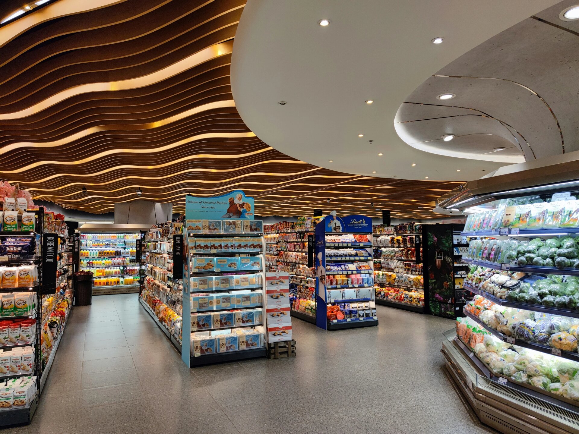 GREAT is one of the large scale supermarket in HK. The wavy ceiling design gives the customer a cyberspace feeling. It's in the basement floor of a big shopping mall called Pacific Place in Admiralty.