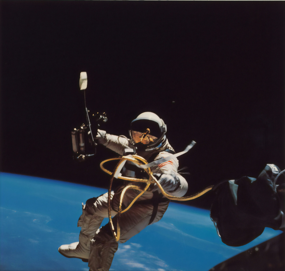 1965. James McDivitt, Ed White, Extravehicular Activity (EVA), Gemini 4 [Spacewalk] | © Unsplash / The New York Public Library