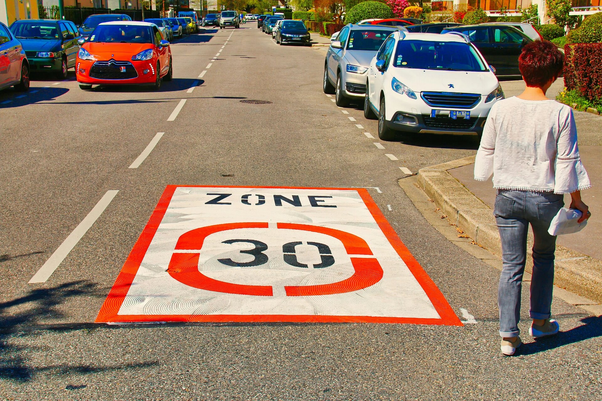 Annecy (Haute-Savoie) : images de piétonne en situation et d'aménagements d'apaisement de la circulation (zone 30)