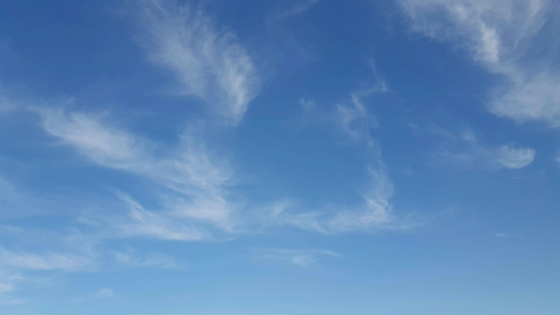 wispy clouds in a blue sky | © Unsplash / Bonnie Kitahata