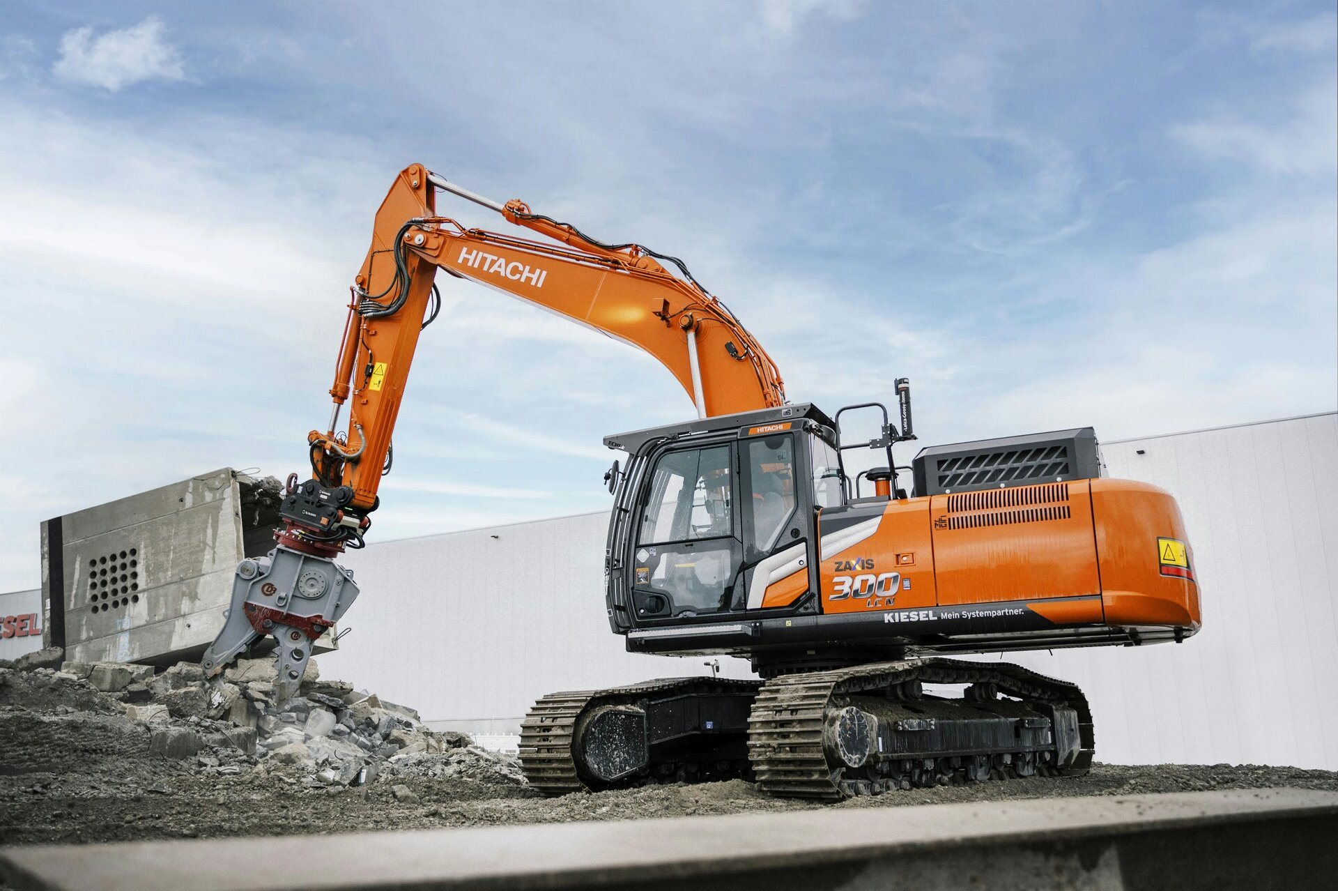 Ein Hitachi ZX300LCN-7 Bagger bei einem Abrissprojekt, der Betonstrukturen effizient abbaut. Diese moderne Maschine zeigt die Leistungsfähigkeit und Präzision von Hitachi Baumaschinen in der Abbruchindustrie